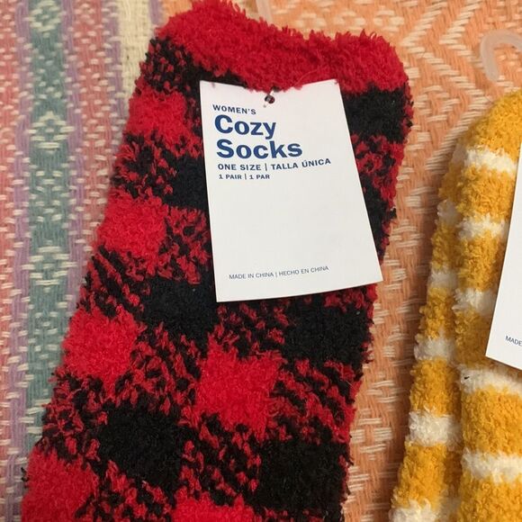 Cozy socks 2 pairs of never worn one size - Picture 2 of 6